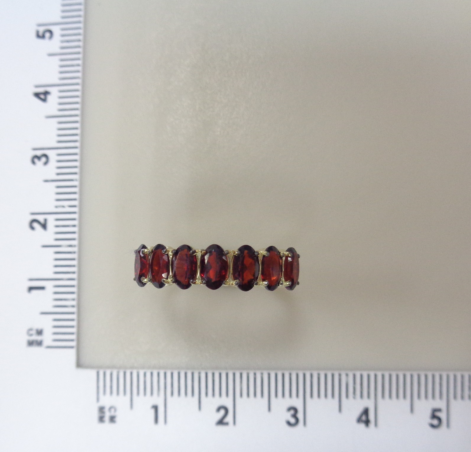 Кольцо из желтого золота с гранатами